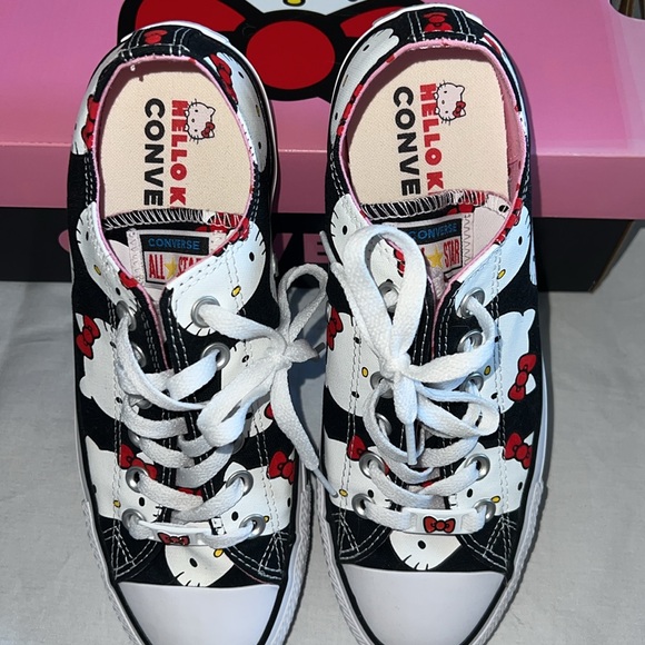 Hello Kitty x Converse - Picture 2 of 16